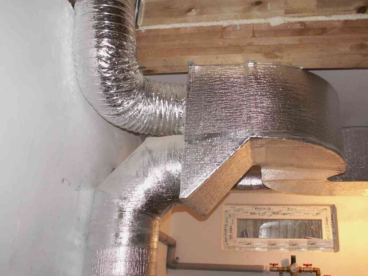 Теплый воздух отопление. Воздушное отопление. Дом с воздушным отоплением. Трубы для воздушного отопления. Воздушное отопление в каркасном доме.