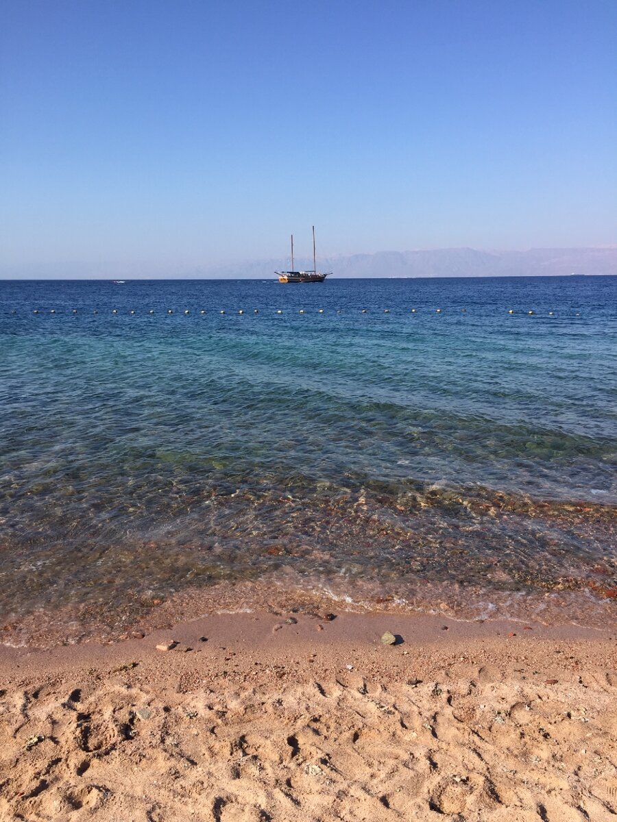 Иорданский берег, напротив Израильский Эйлат и Египетская Таба