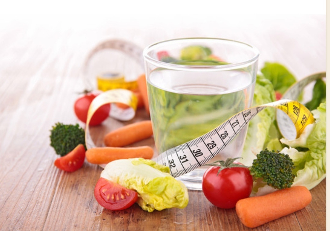 Как ни странно, но первый и самый важный продукт для поддержания полноценного обмена веществ — это вода. Именно с ее помощью жизненно важные вещества доставляются во все ткани. Речь идет о фильтрованной негазированной воде без всяких добавок. Возьмите в привычку простое правило: выпивать по стакану еды натощак, за полчаса до приема пищи и спустя полтора часа после. Помните: зимой суточный объем воды должен составлять примерно 2 литра.