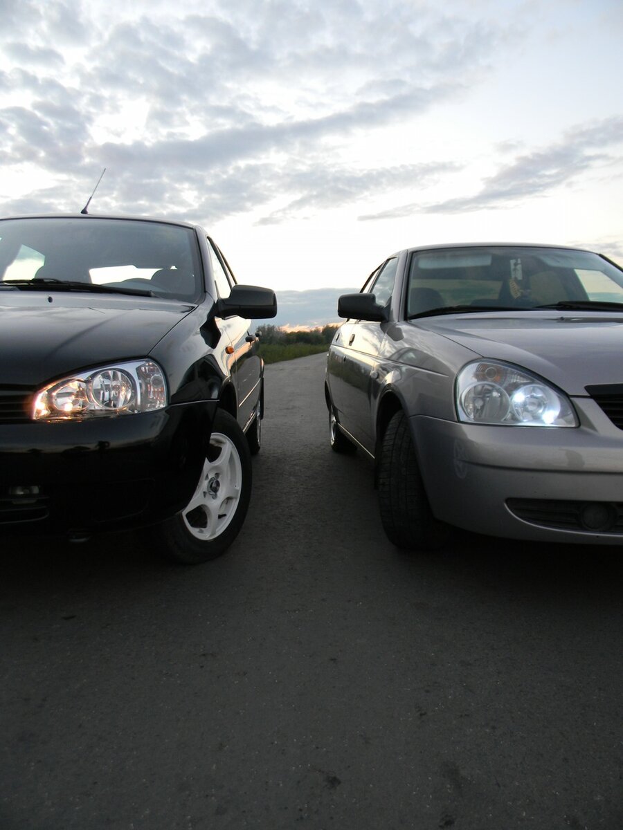 Сравнение автомобилей Лада Приоры и Калины. Источник фото Яндекс Картинки.