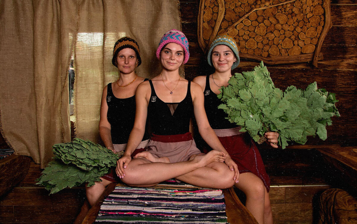 девушки,баня,дерево