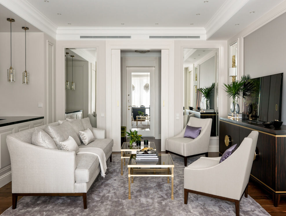 Гостиная и кухня. Кухня выполнена по проекту бюро Victoria Vlasova Interiors; встроенные шкафы изготовлены на заказ по эскизам Виктории Власовой.