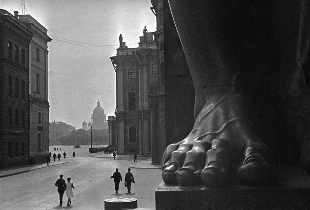 Борис Игнатович. У входа в Эрмитаж. Ленинград, 1931. Собрание Мультимедиа Арт Музея, Москва