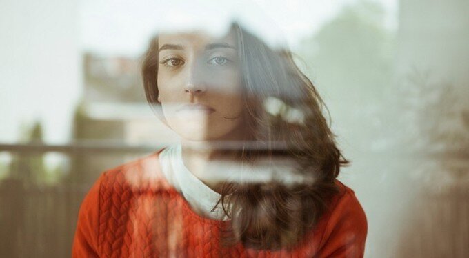 Нам бывает трудно справиться с неприятными воспоминаниями. Часто они оказываются даже более жестокими и травмирующими, чем сами события, которые нам довелось пережить. Но, не расставшись с прошлым, мы не сможем двигаться дальше. Как быть?