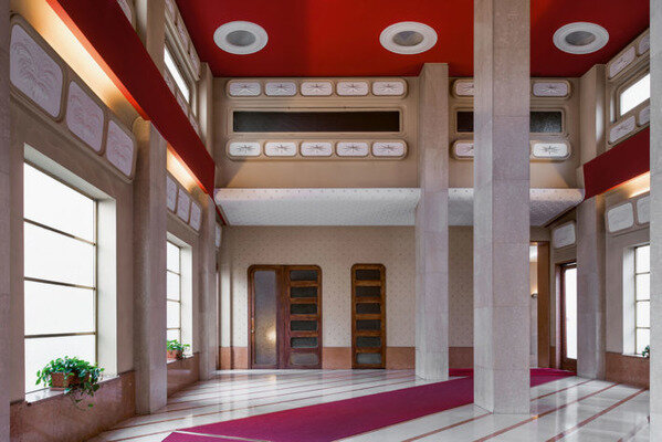 Виале Витторио Венето 22, Акилле Луиджи Феррарези, 1952-57. Мраморные полы Botticino и Rosso Verona. Фото: Паола Пансини.