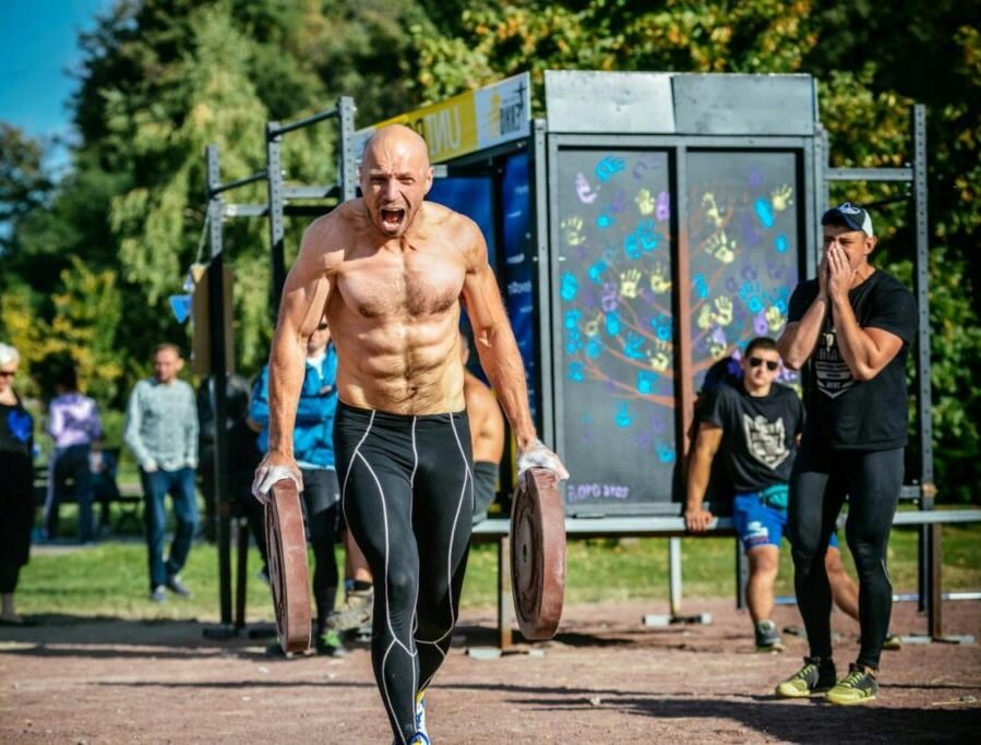Прогулка фермера с двумя блинами от штанги