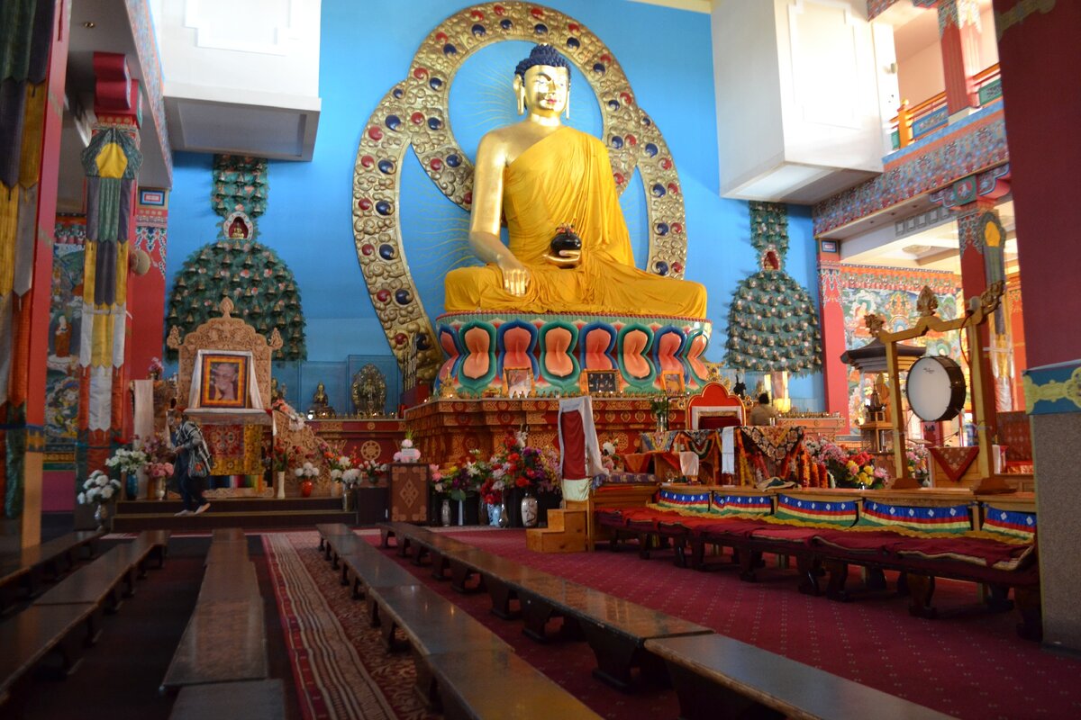 День будды 2024. Статуя Будды Шакьямуни в Элисте. День рождения Будды Шакьямуни. Будда Шакьямуни Калмыкия. Место рождения Будды Шакьямуни.