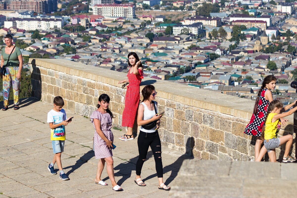 Шорты в дагестане. Туристы в Дагестане 2023. Дербент туристы. Дагестан люди. Дагестанские женщины.