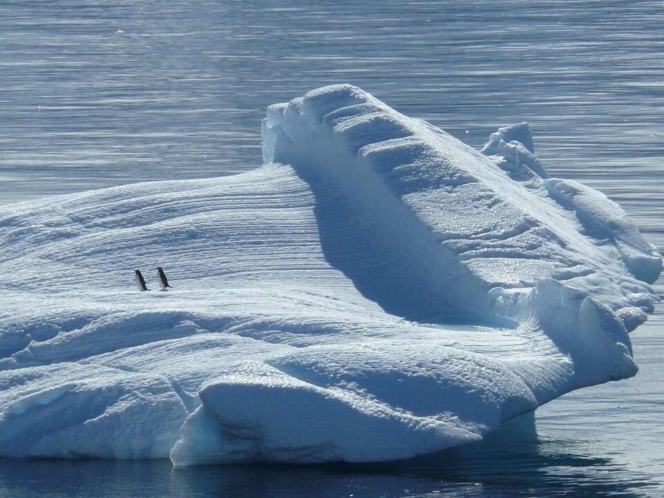 https://cdn.pixabay.com/photo/2014/04/22/17/39/iceberg-329852_960_720.jpg