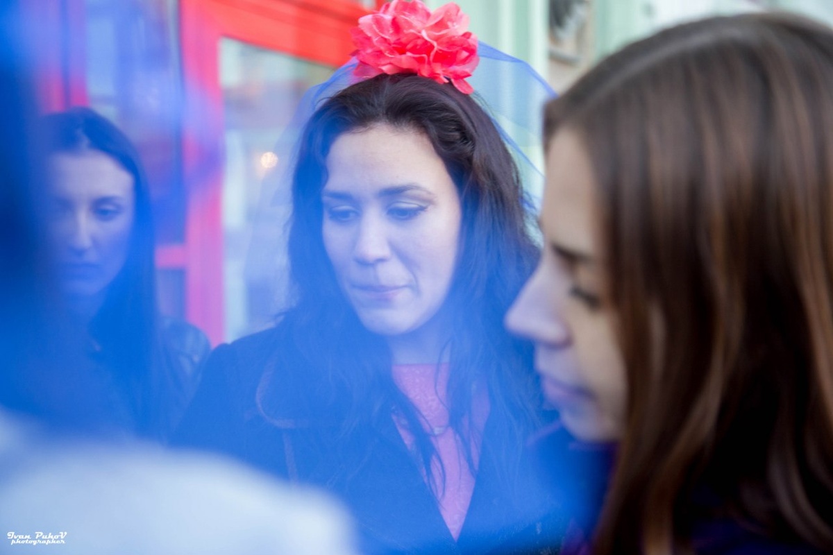 В ожидании своего задания на девичнике.