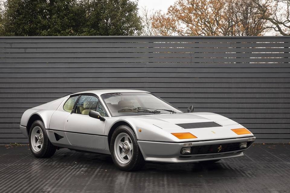  Новейшая модель Ferrari Berlinetta Boxer была представлена на 1981 году во Франкфуртском салоне, и, хотя она была очень похожа на исходящую модель на расстоянии, ее самое большое изменение было обнаружено под задней раскладушкой и в номенклатуре новой модели. 512 BBi заменили четыре карбюратора Weber 512 BB системой впрыска топлива Bosh K-Jetronic, отсюда и «i» в 512 BBi. Это обновление показало, что 512 BBi намного удобнее для пользователя, что делает его не только более легким в запуске, но и более легким в обслуживании. Для многих клиентов добавление впрыска топлива было долгожданным изменением, и 512 BBi часто считают наиболее приемлемой моделью Ferrari's Berlinetta Boxer.