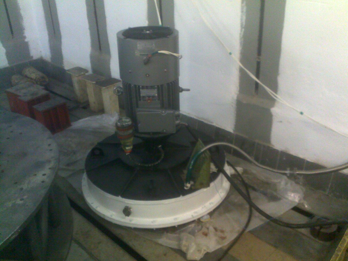 Кинетический накопитель НКЭ-1В. С маховиком массой 700 кг, и мощностью 4 МДж (1,1 кВт*ч.).