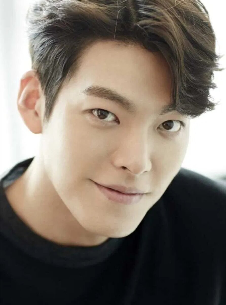 Южнокорейский актёр и модель. Он начал свою карьеру в качестве модели и дебютировал в телевизионной драме Белое рождество . Позже снялся в дорамах Достоинство джентльмена, Школа 2013, Наследники. В 2016 году он впервые получил главную роль в сериале Безрассудно влюбленные.Родился: 16 июля 1989 г. (30 лет), Сеул, Республика КореяРост: 187 см