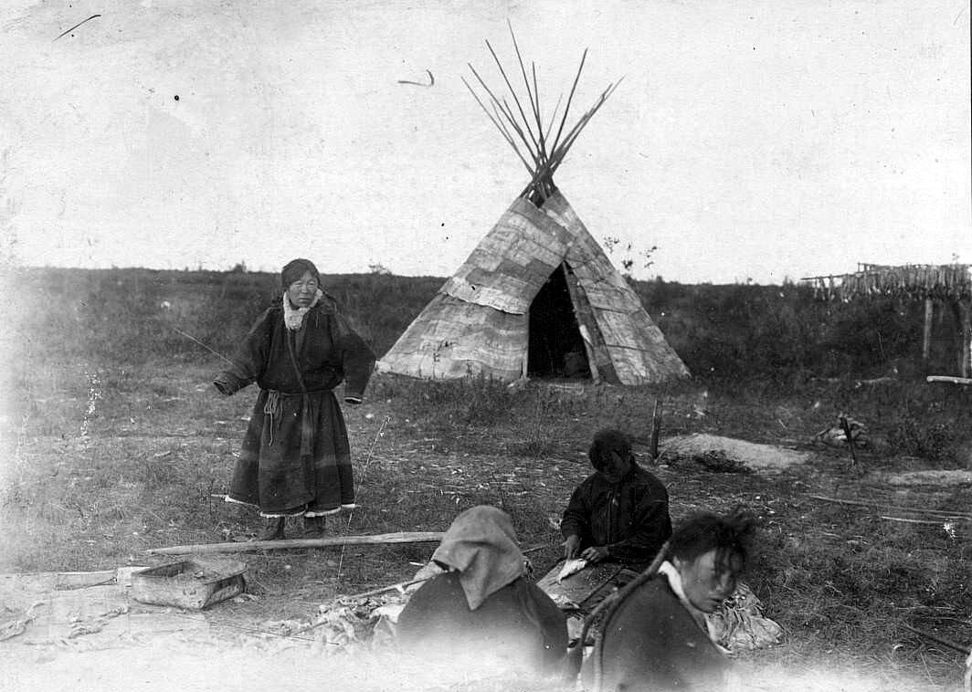 Чукча в чуме. Яранга иоронга. Яранге в 1900. Яранга КМНС Камчатка. Яранге 1800 года.