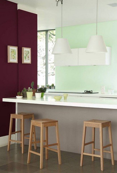 Это удивительное сочетание баклажаны с бледно-зеленым и мягким белым цветом оставляет ощущение уникальности.
 Это редкое сочетание вполне подойдет для Вашей кухни или столовой, с  мягкой тенью зеленого, а в качестве базового используется “яркий  баклажан” на всю стену.