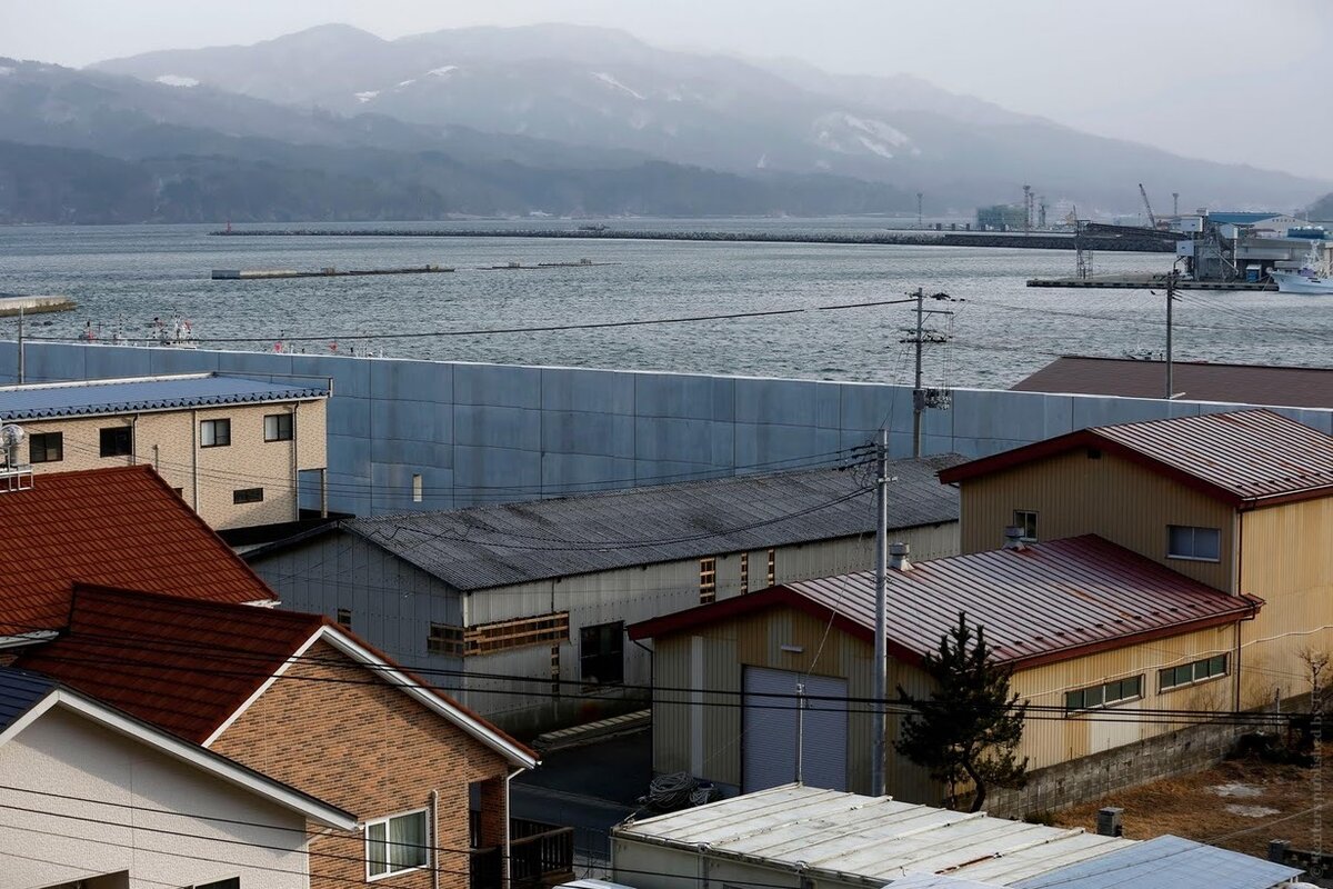 Словно в тюрьме: японские города за высокими стенами