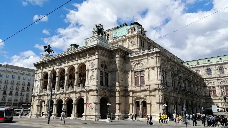 Преподаватели балетной школы Венской государственной оперы рекомендовали детям курить, чтобы не набирать вес. Об этом говорится в опубликованном докладе комиссии, расследующей нарушения в академии. 
По данным комиссии, ученики школы подвергались суровым методам обучения и слишком большим нагрузкам.

«Очевидно, что дети и подростки (в Венской балетной школе) недостаточно защищены от дискриминации, пренебрежения и негативных последствий для здоровья», — считает глава комиссии Сюзанна Рейндл-Краускопф. По ее словам, ученикам советовали начать курить, чтобы оставаться худыми, а при обращении к ним использовали не имя и фамилию, а имя и размер одежды.

Кроме того, обидные замечания о внешности учащихся были нормой, а многие девочки страдали от анорексии, пишет Spiegel.

По данным BBC, специальная комиссия была создана после того, как в апреле текущего года газета Falter выпустила расследование о «методах XIX века», применяемых в Венской балетной школе.

В публикации отмечалось, что ученики регулярно сталкиваются с муштрой и унижением, а девочек доводят до булимии. Один из учеников академии также рассказал о сексуальных домогательствах со стороны преподавателя.

В ноябре 2017 года сообщалось, что в одной из школ города Кривой Рог на Украине преподаватель по хореографии заклеила скотчем рты ученикам второго класса за непослушание. Педагог прибегла к таким мерам потому, что дети не прислушивались к ее замечаниям. Учительница призналась в использовании скотча и написала заявление об увольнении после жалобы от отца одной из школьниц.