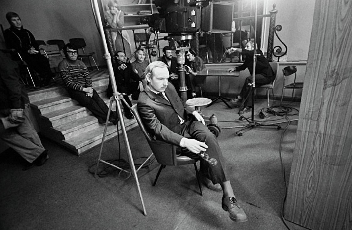 Андрей Васильевич Мягков на съемках фильма «Служебный роман», 1976 год.