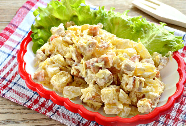 САЛАТ С АНАНАСАМИ И КУРИЦЕЙ «ХРУСТЯЩИЙ» 