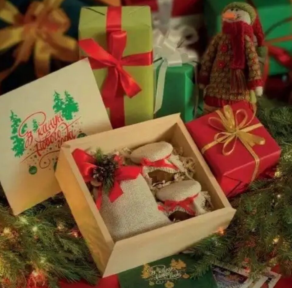 Подарки дарят 31 декабря или 1 января. Оригинальные новогодние подарки. Подарок на новый год. Новогодние корпоративные подарки. Необычные подарки на новый год.