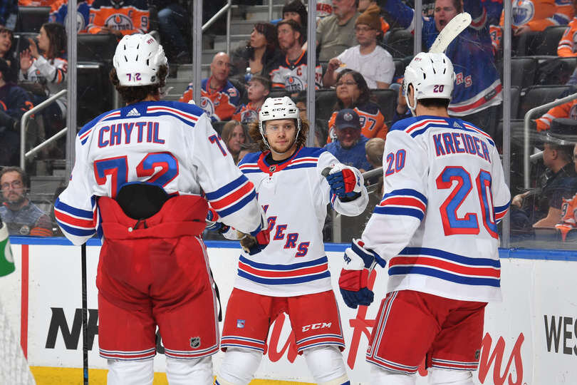 Первая шайба "Рейнджерс" забитая К.Крайдером с передачи А.Панарина.