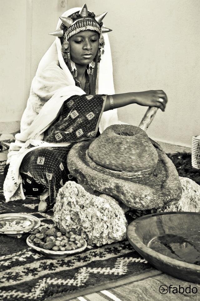 Традиционный отжим арганового масла ручным способом. 