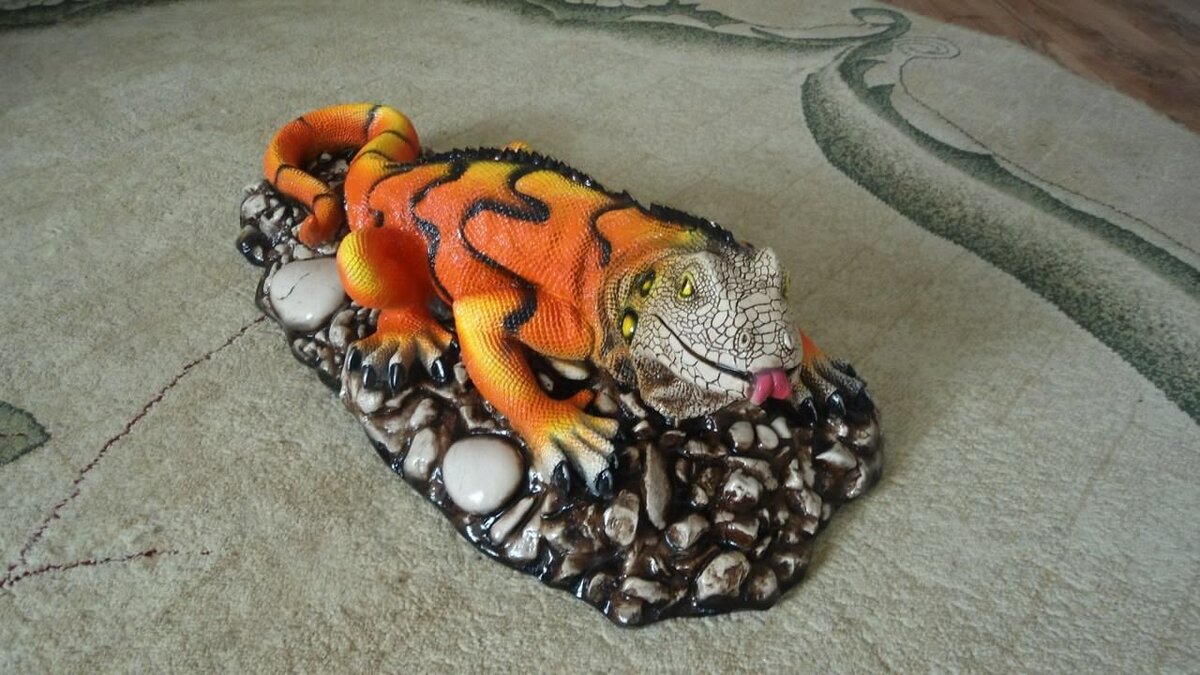 А вы знали?
Ящерицы имеют разноцветный окрас, обычно состоящий из сочетания зеленого, серого и коричневого цветов. Ящерицы, обитающие в пустыне, обычно в точности повторяют цвет основной среды обитания – так проявляется их защитный механизм. Таким образом, пустынные ящерицы способны менять цвет тела.