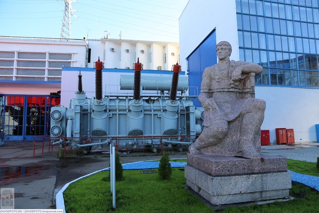 Памятник строителям ГЭС