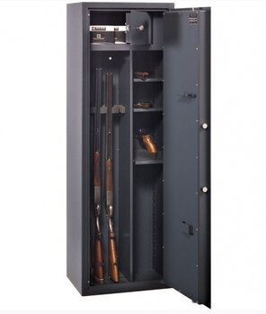 Охотник, имеющий в распоряжении определённое оружие, должен понимать, что пользоваться им в домашних условиях категорически запрещено. Для этого имеются леса, прочие места, на территории которых осуществляется стрельба, охота. Именно поэтому доступ к сейфу должен быть максимально надёжным.