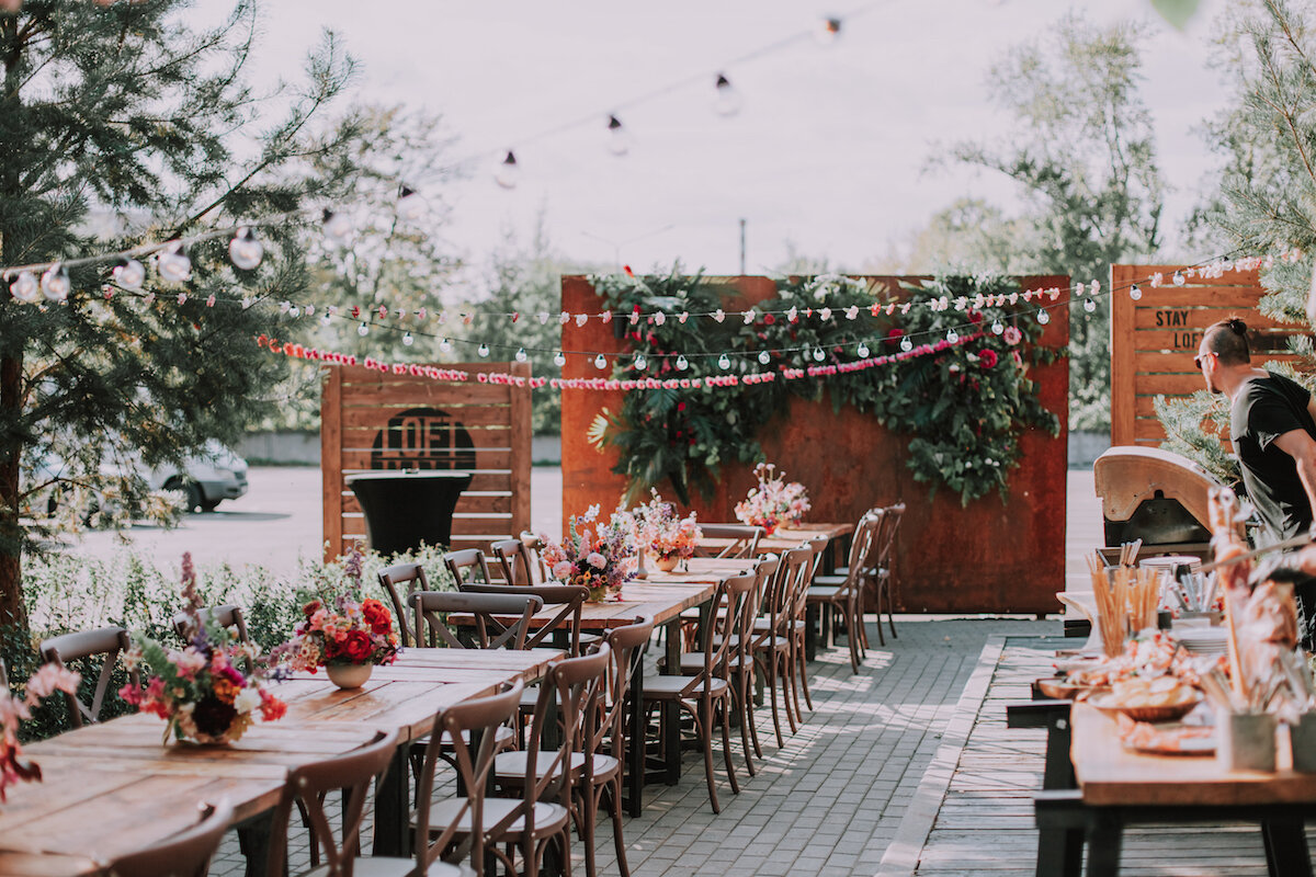 Это фотографии нашего партнера Loft Hall. Мы сотрудничаем с ними уже несколько лет и нашим парам они готовы делать скидки на свадьбу.