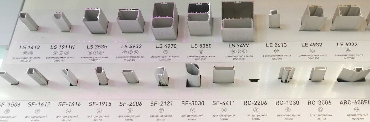 Первый ряд-подвесной/накладной и встраиваемый,второй ряд накладной и встраиваемый.