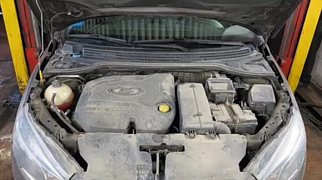 Всё подкапотное пространство покрыто слоем грязи, однако следов масла нет.