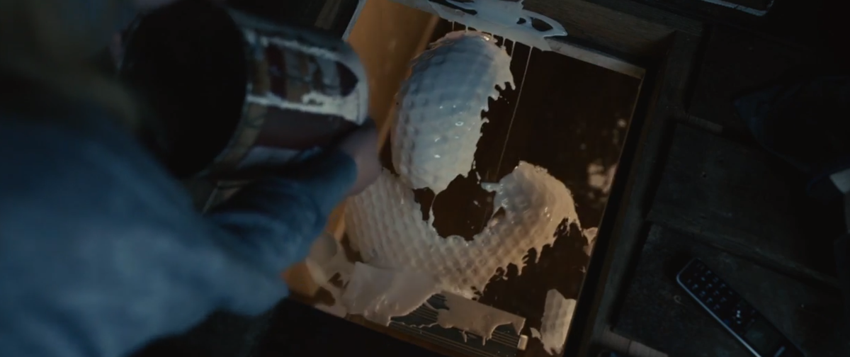 вырезал из трейлера (костюм невидимки)