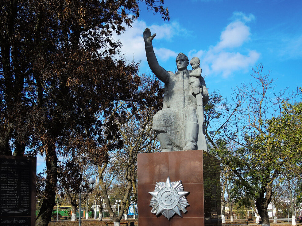 Памятники тамани. Мемориал боевой славы в Тамани. Тамань памятник Шевченко. Мемориал боевой славы станица Тамань. Памятники в ст . Тамань.