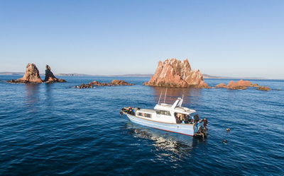 Морская прогулка вдоль скал