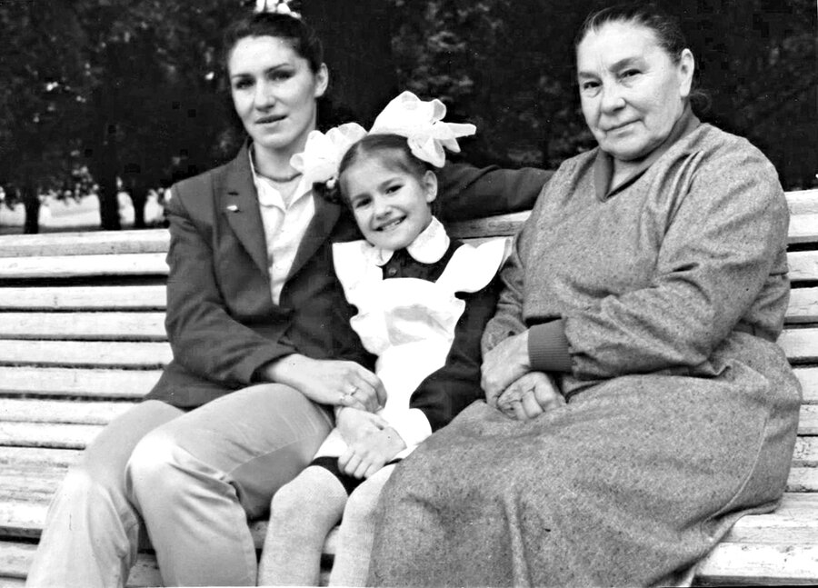 Галина  Макарова с дочерью и внучкой 