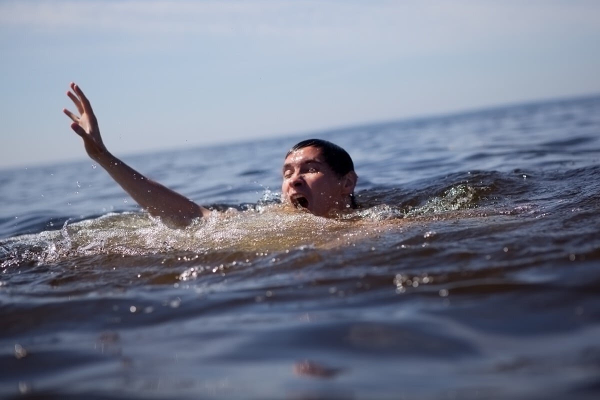 Тонущий человек. Плавать в море. Вода и человек. Человек тонет в воде.