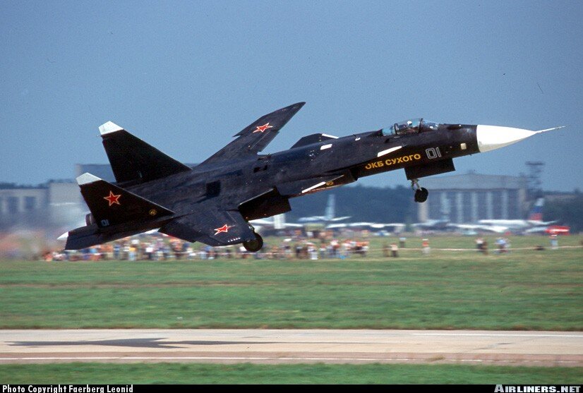 С-37 "Беркут". На этой фотографии, сделанной на МАКСе в 2001 году, он уже называется С-47 "Беркут". Источник – https://www.airliners.net/photo/Russia-Air-Force/Sukhoi-Su-47-Berkut-S-37/195643/L