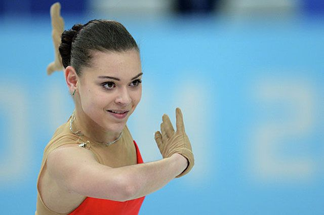 Аделина Сотникова в короткой программе на Олимпийских играх в Сочи. © / Максим Богодвид / РИА Новости