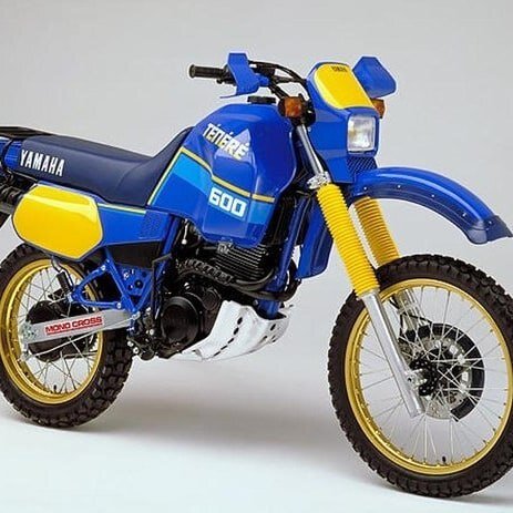 Долгие годы Yamaha задавала тон в деле кругосветок, и эндуро ХТ600 для многих до сих пор является эталоном. В 2007 году в русле современных тенденций компания подготовила его идейного Поэтому Yamaha была вынуждена разобрать новую модификацию, которая соединила в себе лучшие качества предшественника и возможности современных разработок. Достоинств масса! жидкостное охлаждение, 660 кубов, инжектор, четыре клапана на единственный цилиндр, 48 лошадок при массе 170 кг, разомкнутая снизу рама из труб и штамповок, два компактных и стильных глушителя.
Японцы оказались консервативными в лучшем смысле: никакого бензобака под седлом или замысловатой пластиковой облицовки. Последняя очень практична (не боится падений на скорости 100 км/ч) и обеспечивает доступность различных узлов. Ведь многие Владельцы такой техники выполняют плановые ТО чуть ли не на обочине.


