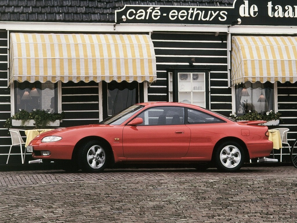 На фото изображена: Mazda MX-6 (1991-1995)