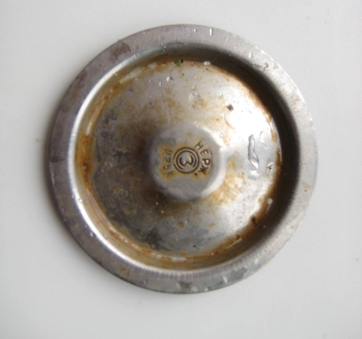 Для примера взяла крышку из нержавейки, которая долгое время валялась в кладовке...