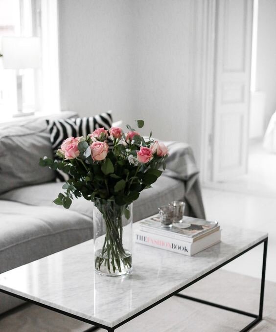 ДОСТОИНСТВА ПОКРЫТИЯ ИЗ ПВХ  
Главное преимущество пленки из поливинилхлорида — сочетание ее защитной и декоративной функции. Прекрасные эксплуатационные характеристики расширяют область ее использования, а богатство цветовой палитры и красивых текстур позволяет создавать интересные дизайны фасадов и дверей. 

СРЕДИ ПРЕИМУЩЕСТВ ПЛЕНКИ ПВХ МОЖНО НАЗВАТЬ:

 Отличные прочностные характеристики и устойчивость к механическим повреждениям. Высокую износостойкость и эластичность, предотвращающую разрывы материала при использовании. Устойчивость к воздействию влаги, высоких температур и ультрафиолетовых лучей. 

КОЛЛЕКЦИЯ «МРАМОР» — МЕБЕЛЬНЫЙ ТРЕНД СЕЗОНА 2020

 Мраморный декор создает в пространстве особенный стиль благородной роскоши и изящества, подчеркивая модное стремление к простору и минимализму. Сегодня многие дизайнеры при оформлении интерьеров отдают предпочтение экологичной и натуральной тематике. Именно поэтому пленка ПВХ, имитирующая настоящий мрамор, сейчас особенно востребована. Она великолепно передает текстуру и цвет натурального камня, поэтому с ее помощью можно создать эксклюзивную и практичную мебель для кухни, ванной комнаты или гостиной. Компания «МС-Груп» предлагает различные актуальные декоры пленки ПВХ под мрамор, которая с успехом сможет заменить дорогой натуральный материал. Мебельное покрытие бежевого, серого или черного цвета идеально дополнит любой современный интерьер и придаст ему стильный и гармоничный вид. Пленка ПВХ с имитацией мрамора является универсальным вариантом оформления кухни. Фасады стеллажи, столешницы, барные стойки или навесные декоративные полки смотрятся стильно и интересно. При этом покрытие «под мрамор» подходят практически для любого стиля, создавая на кухне уютную и теплую домашнюю атмосферу.
Стильно смотрится пленка ПВХ, повторяющая текстуру и оттенки мрамора, в интерьере гостиной. Примером может служить журнальный или кофейный столик, который из обычного предмета мебели превратиться в настоящую изюминку и украсит собой стандартный мебельный набор комнаты. 
Варианты декоров в коллекции «Мрамор» удовлетворят любое цветовое решение интерьера:
Нейтральные оттенки «Мраморный беж» и «Мрамор серый» можно гармонично вписать в самые разные дизайнерские задумки. Изысканные прожилки, эффектно имитирующие рисунок натурального мрамора, переливаясь в лучах падающего света, придадут интерьеру особый шик.
Пленка ПВХ «Мрамор черный» – идеальный вариант для ультрасовременной кухни. Столешница, облицованная такой пленкой, создаст выгодный контраст с кухонным гарнитуром любого цвета. 
КОЛЛЕКЦИЯ ПЛЕНОК ПВХ «ЭКО»
Эко-стиль является одним из ведущих направлений в оформлении интерьеров в последнее время. Фасады мебели и столешницы, облицованные пленкой ПВХ, имитирующей дерево, пользуются спросом. Текстура, искусно имитирующая разные сорта дерева, отличается особой мягкостью и натуральностью. Она способствует созданию комфортного интерьера, дышащего теплом и уютом. Ваши покупатели точно оценят такой вариант.
Коллекция Пленки ПВХ «Эко» в «МС-Груп» представлена широким разнообразием декора:
Светлые и изумительно нежные «Лебединое озеро», «Горный орех» или «Ясень натуральный» оптимально отвечают требованиям гостиной и кухни, оформляемым в стиле «Эко» и будут гармонично сочетаться с предметами интерьера. Мебельные фасады и столешницы под светлое дерево добавят в атмосферу дома ощущение свежести и комфорта.
Для тех, кто выбирает контрастные решения, хорошим вариантом будут мебельные фасады, облицованные более темной пленкой, например, «Орех Эко» или «Кедр натуральный», которые эффектно подчеркнут элегантность интерьера, выполненного в светлых тонах.
Задача производителя предугадать желание потребителя и предложить ему именно такой вариант. А наша задача – помочь вам в этом. Коллекции ПВХ-пленки под натуральные материалы – лучшее решение для современных интерьеров.
В компании «МС-Груп» вы можете заказать необходимый объем пленки ПВХ из коллекции «Мрамор» и «Эко», которая будет отлично смотреться в любом стиле, будь то ультрасовременный хай-тек, строгий лофт, элегантный рококо или романтичный ампир.
