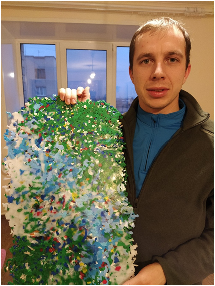 Алексей Коковкин с материалом из переработанных крышек. Фото  InfinityPlastic