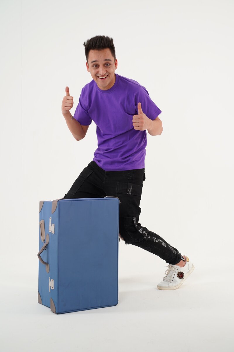 
#нелогопедкаримов 
________________
Всем привет 
⠀
Упражнения на развитие внимания учат ребенка в игровой форме следовать условным сигналам, позволяют контролировать свою импульсивность, преодолевать повышенную двигательную активность. Ребенку важно почувствовать на собственном опыте, что значит быть «внимательным». В таких упражнениях помните лишь одно правило: «заканчивать игру стоит на спокойной фазе, чтобы не допустить перевозбуждения».
⠀
1) «Что изменилось» Перед ребенком ставится 3-7 игрушек (в зависимости от возможностей). По команде ребенок закрывает глаза, и в это время нужно убрать одну игрушку. Открыв глаза ребенок должен угадать, какой игрушки не хватает.
⠀
2) «Игра с флажками». Когда взрослый поднимает красный флажок, ребенок должен подпрыгнуть, зеленый – один раз хлопнуть в ладоши, синий – потопать ногами. По мере усвоения упражнения команды даются в разбивку и в разном темпе.
⠀
3) «Толкни – поймай» Ребенок и взрослый встают в пару, в руках у взрослого мяч. Взрослый сидит, а ребенок стоит на расстоянии 2-3 метров. Взрослый кидает мяч ребенку, тот ловит его садится, и кидает взрослому. Правило одно – кидать мяч можно только сидя, а ловить – стоя.
⠀
4) «Ладошка к ладони» Взрослый и ребенок садятся напротив друг друга и прикасаются своими ладонями к ладоням. Взрослый задает какое-либо движение своими руками, а ребенок следует за ним. Затем поменяться ролями. Усложнение: между ладонями появляется «воздушная подушка».
⠀
5) «Кричалки – шепталки – молчалки» Из разноцветного картона приготовить три ладошки (обвести ладошку ребенка) красный, желтый, синий. Когда взрослый поднимает красную ладошку – можно бегать, шуметь кричать. Желтая ладонь – шепталка, можно тихо ходить и «шептаться». Синяя ладонь – молчалка, нужно замереть или лечь и не шевелиться. Заканчивать игру необходимо на спокойной фазе.