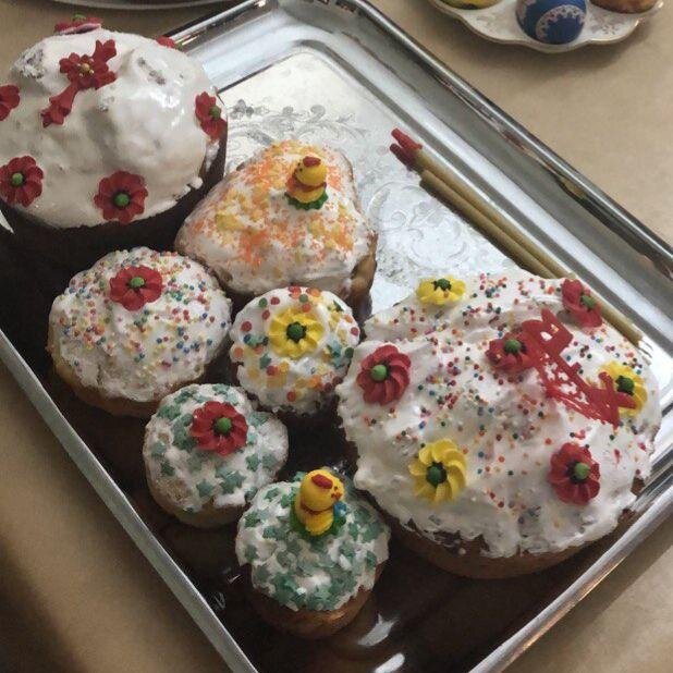 Когда собираетесь украшать куличи - лучше помадку наносить на каждый отдельно ,чтобы не зацепить соседний случайно и не испортить.