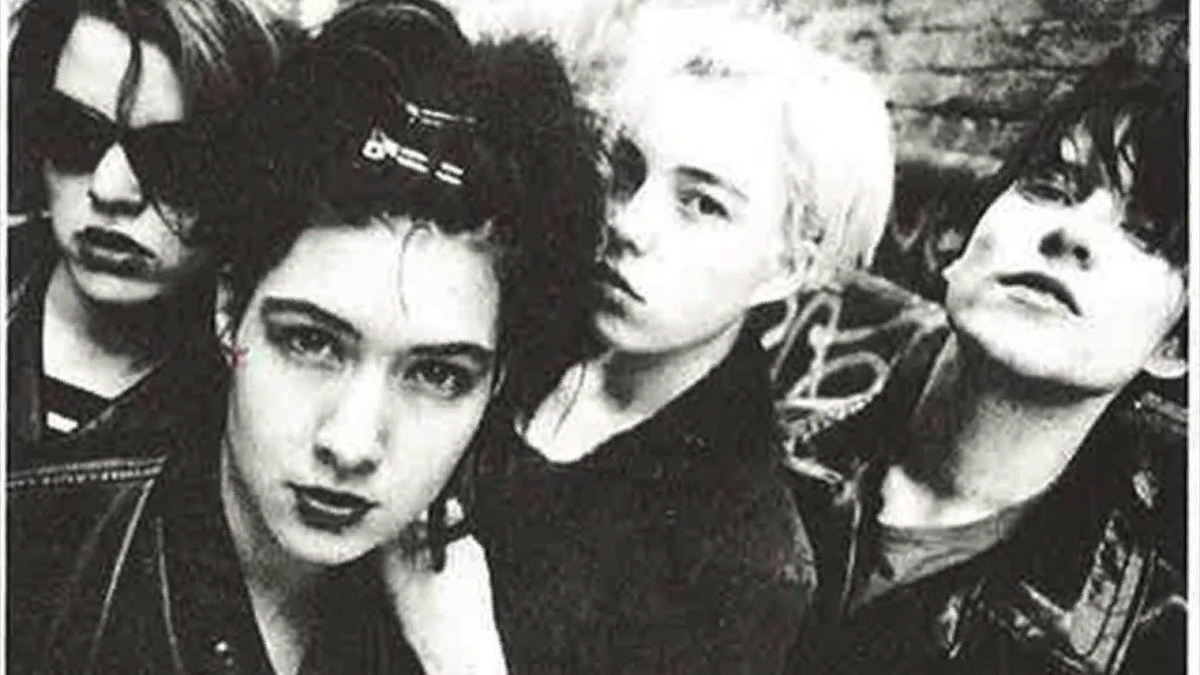 Яндекс.картинки/Группа Bikini Kill / в центре  - Тоби Вейл, экс-возлюбленная Курта Кобейна