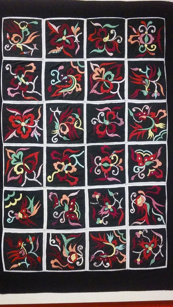 Свадебное покрывало. Неизвестный автор народности Чжуан. Юго-Западный Китай. Материалы - хлопок и шелк. Фото автора статьи The ЖурнальчиК 