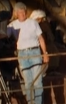 Мужчина в джинсах