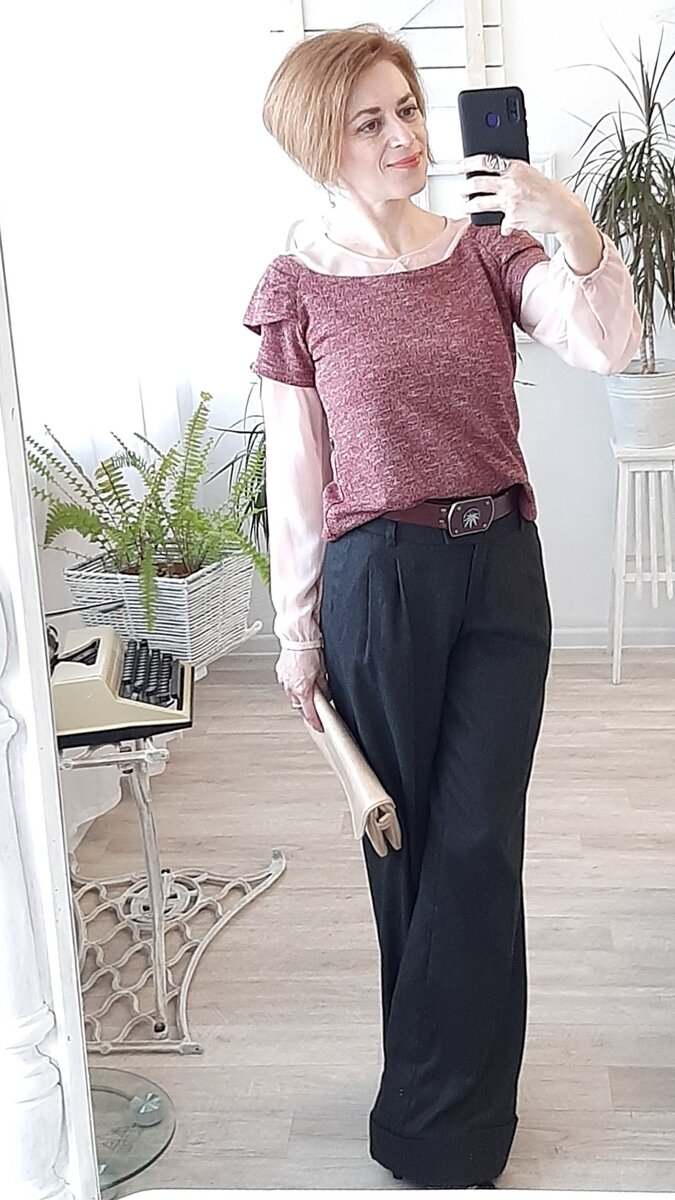 Брюки с блузкой и топом.